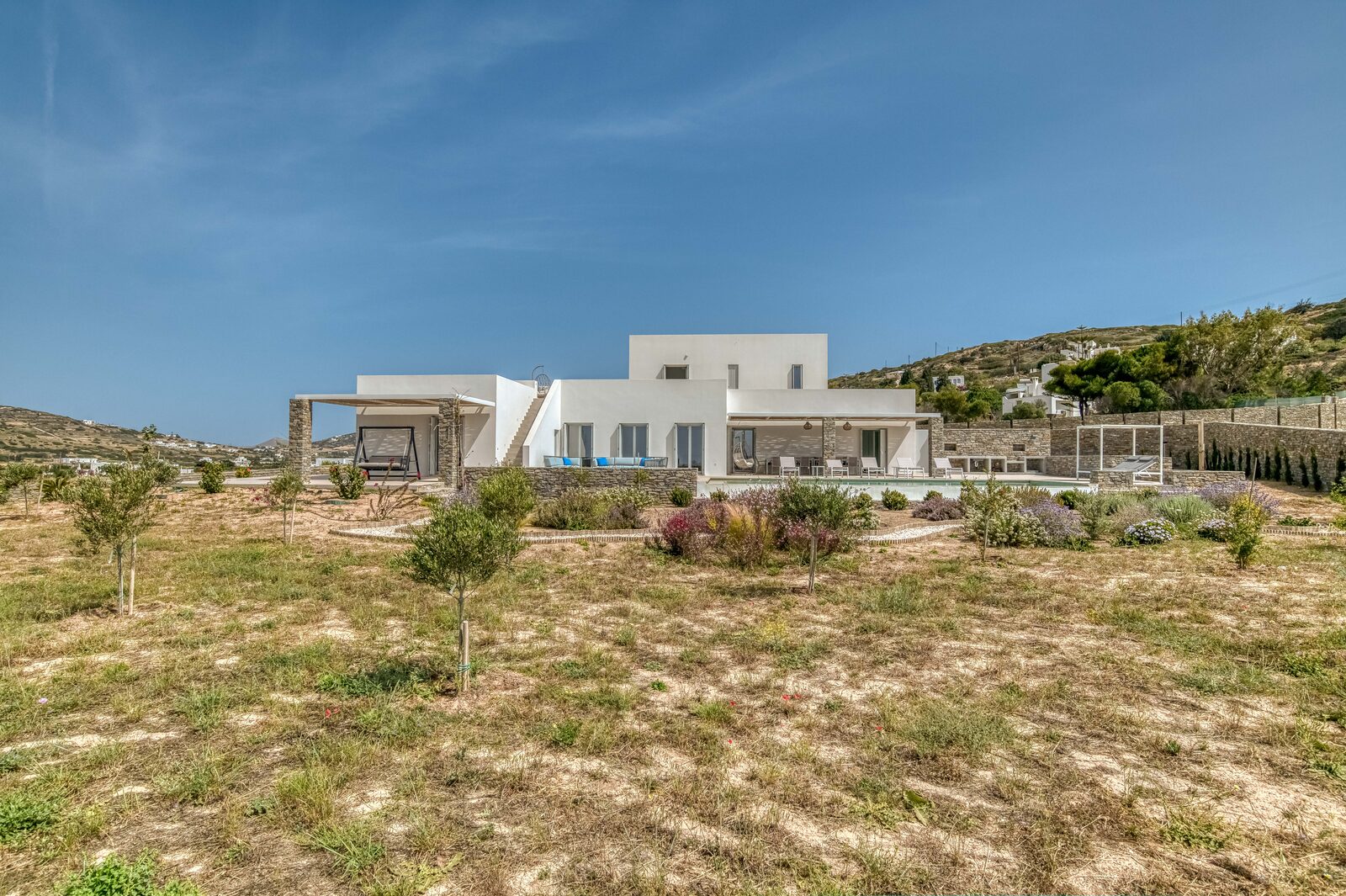 Cycladic facade with pergola and sunbeds