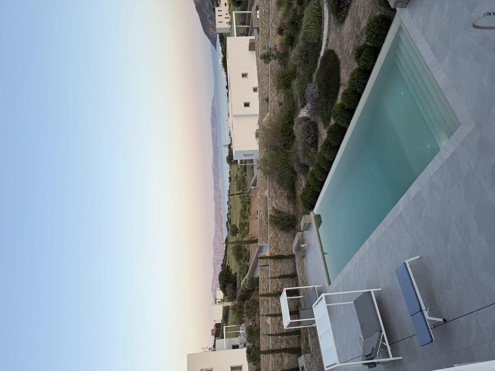 Vue panoramique sur la mer Égée et les plages au crépuscule depuis la Villa Ariadni